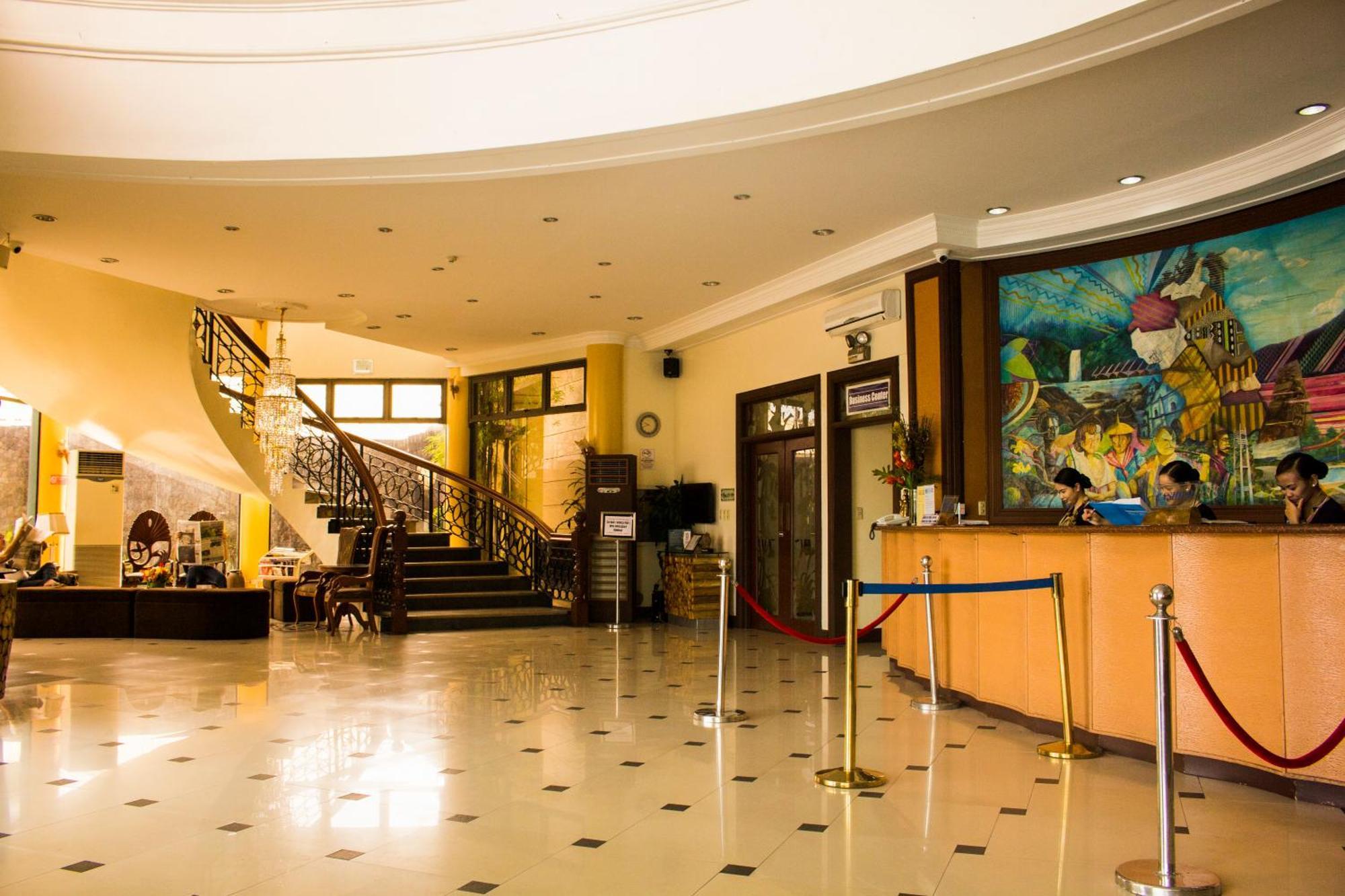 皇冠皇家酒店 Balanga 外观 照片