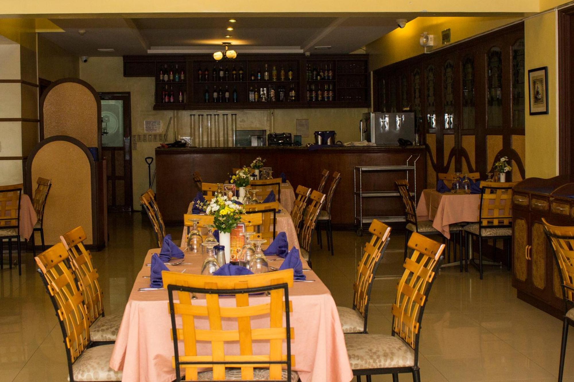 皇冠皇家酒店 Balanga 外观 照片