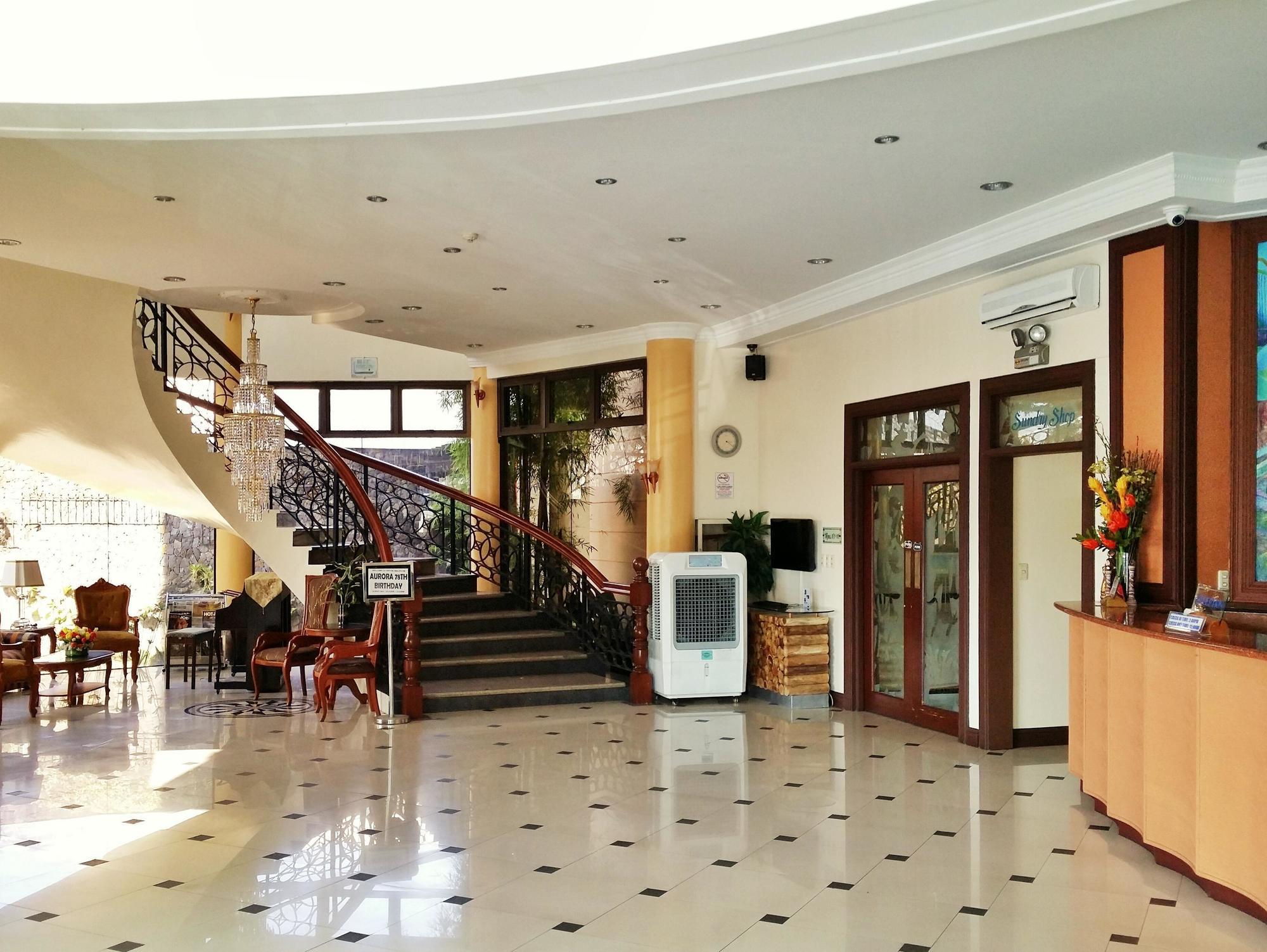 皇冠皇家酒店 Balanga 外观 照片
