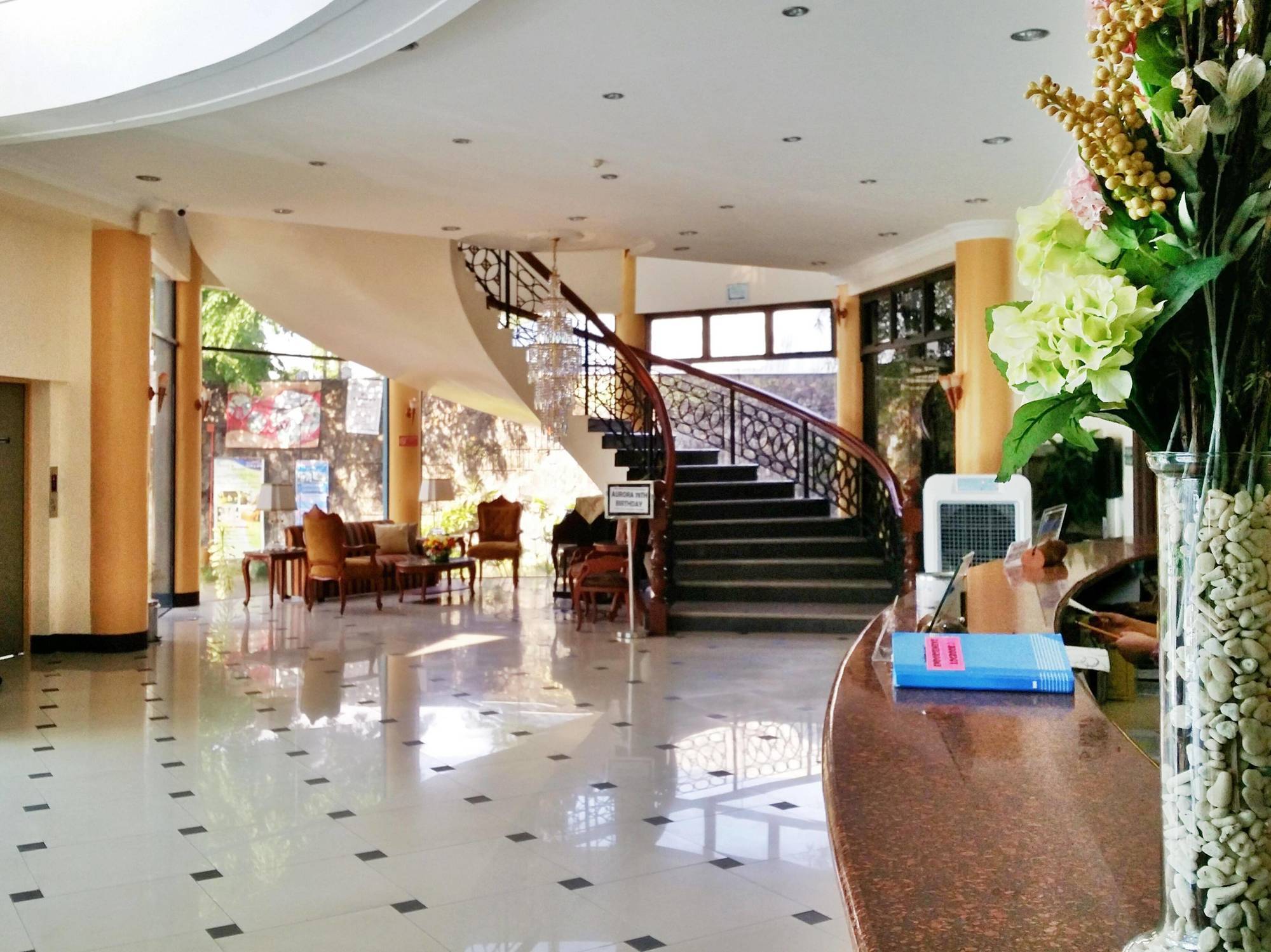 皇冠皇家酒店 Balanga 外观 照片