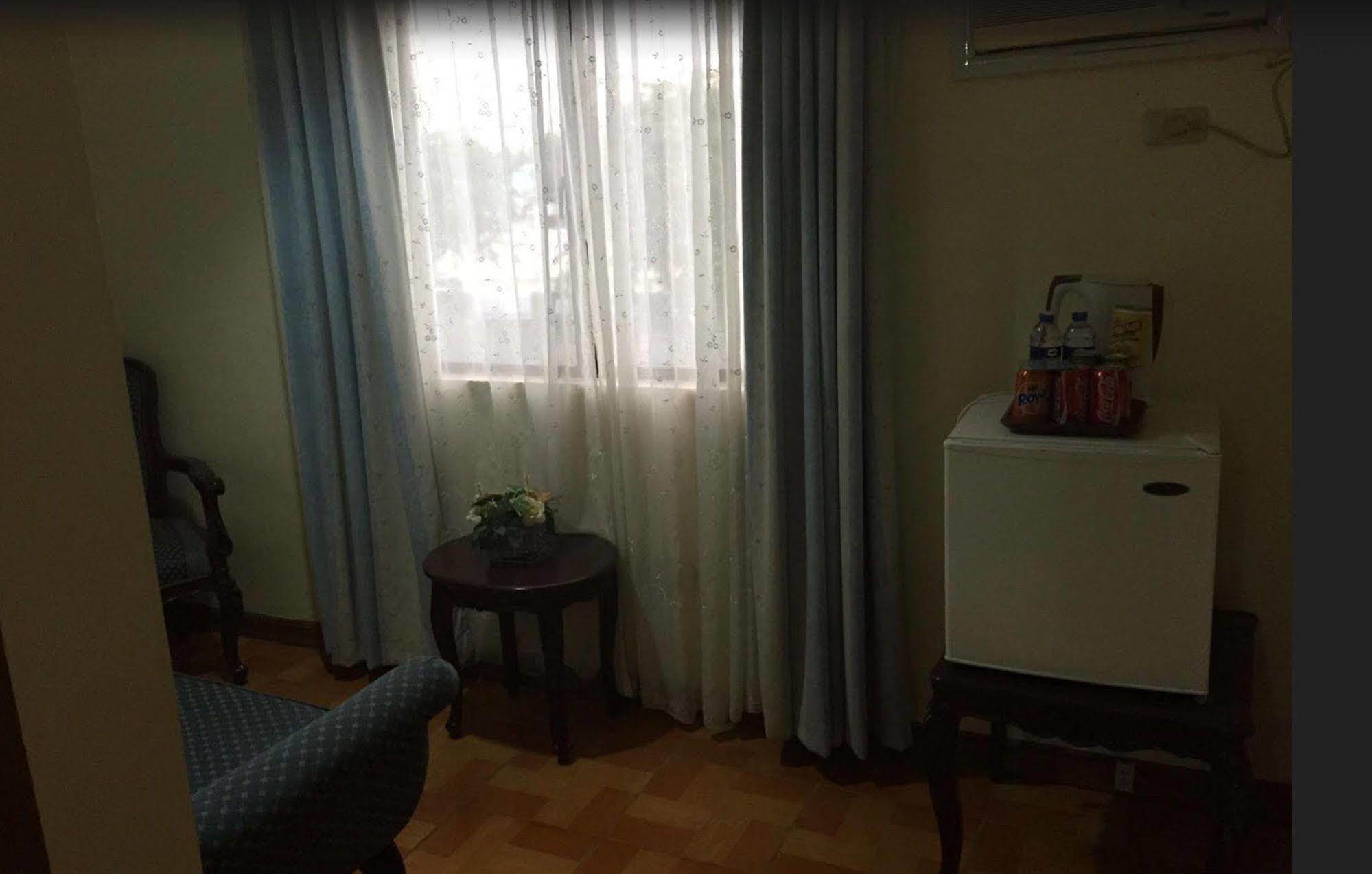 皇冠皇家酒店 Balanga 外观 照片